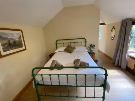 Cabin Sleeps 4 with Garden & Free Parking Отели в г. Брамптон Абботс