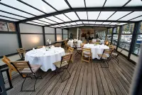 Joivy Stunning 5-Bed Boathouse on the River Thames - House Boats