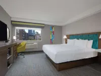 Hampton Inn & Suites by Hilton Toronto Downtown Hotels near Yonge - Dundas