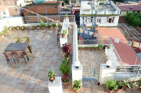 Shine Homestay Famille Francophone - Shine Home and Apartment Отели рядом с достопримечательностью «Храм Сваямбунатх»