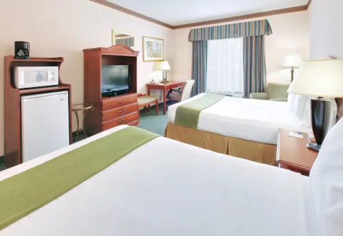 Holiday Inn Express & Suites Cleveland Hotels in Cleveland