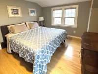 Charming Full Home in Downtown Escanaba – Walk to Beach, Park, and Marina! エスカナーバのホテル