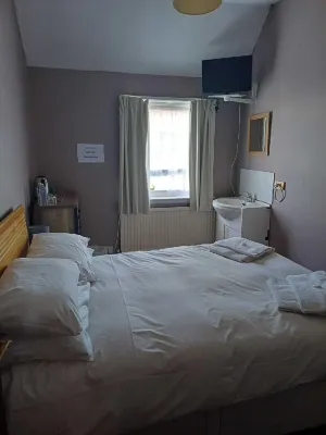 Shakers Inn Hotels near Felixstowe Sea Front Gardens