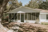 The Jeff - perfect location in Ocean Springs. Walk to downtown! Near the beach!