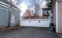 Spacious 3BDR/4Bed apartment with King + Queen beds, WiFi, AC in Downtown Salem