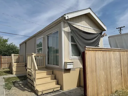 Comfy 1-bedroom mobile home in Hanford near Downtown