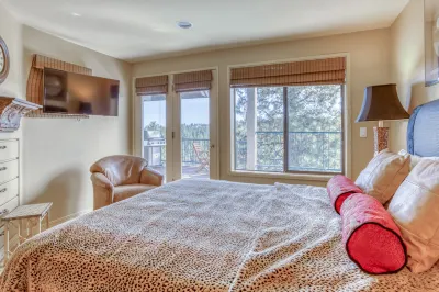 Spectacular Retreat - Riverfront Views, Hot Tub, Fireplace Hotels in Sunriver