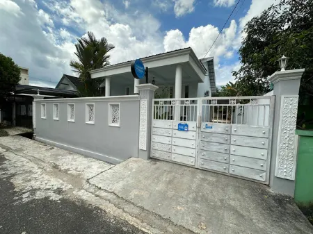 Cakra Persada Guest House (Syariah) Отели в г. Guntungmanggis