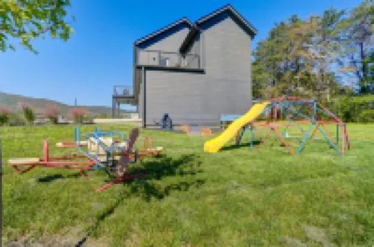 Mountain Retreat - Hot Tub, EV Charger, Play Equipment