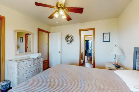 Dog-friendly, sound-front home with 2 sundecks, fireplace, & private hot tub Отели рядом с достопримечательностью «Маяк мыса Хаттерас»