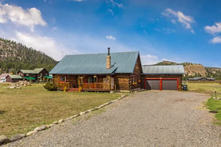 Authentic D-Log Cabin with Private Hot Tub - Charming Rustic Retreat