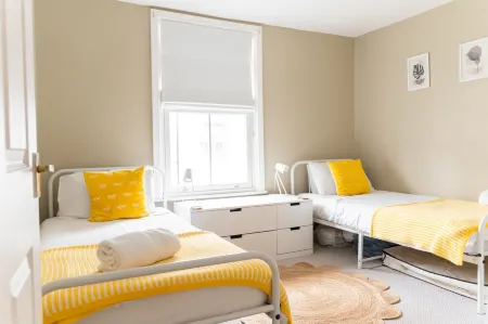 Corner Pin Cottage, stunning house..right in the heart of Whitstable Отели в г. Уайтстейбл