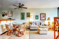 Waterfront condo w/ shared pool & private lanai- steps to shops & restaurants Hotels in Hilo