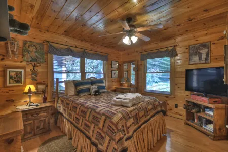 Hot Tub, Creek Access and Cozy Atmosphere - Charming Secluded Oasis