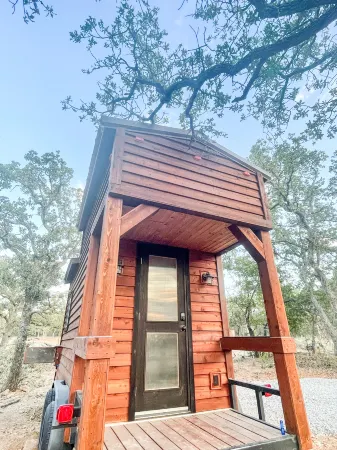 Lakefront Relaxation with Stunning Views - Enchanting Glamping Escape