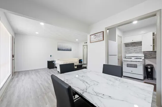 Charming Retreat Near Downtown - Cozy and Convenient Escape