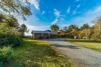 Classic  home with ocean views - just a short walk to parks & beaches Hotel in zona Parco nazionale di Redwood
