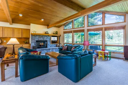 Private Hot Tub and Golf Course Views - Spacious Getaway