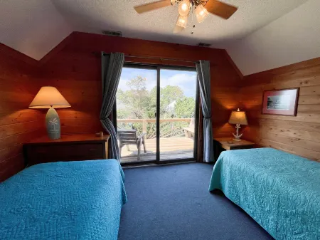 Charming Retreat with Screened Porch and Outdoor Shower - Cozy Haven Отели в г. Окракок