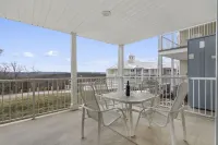 Lake Access, Cozy Fireplace, Mini Golf Fun - Stunning Escape Hotels in Kimberling City