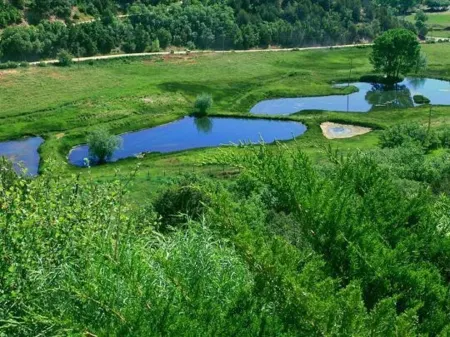 Luxurious Soaker Tub and Spacious Living Room - Charming Private Retreat