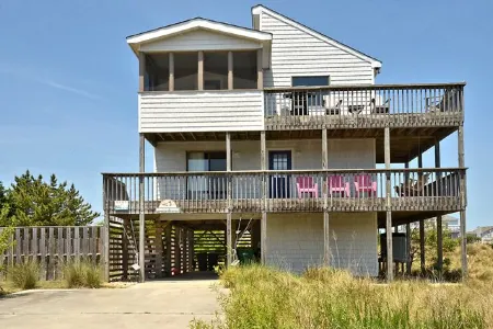 Screened in Porch and Spectacular Views - Charming Coastal Retreat Отели в г. Карритак