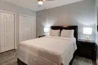 Contemporary Design and Outdoor Space - Stylish Townhome Retreat Hotels in Royal Pines