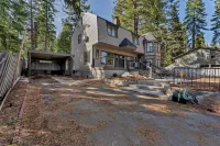 Gourmet Kitchen and Stunning Lake Views - Luxurious Retreat