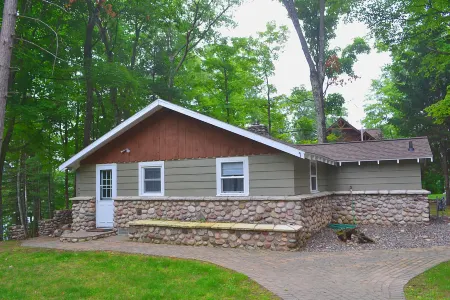 Blue Lake Cottage - Pet Friendly Rental