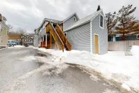 Remodeled condo with free WiFi & shared W/D - ski bus pickup across street Hôtels à : Ludlow