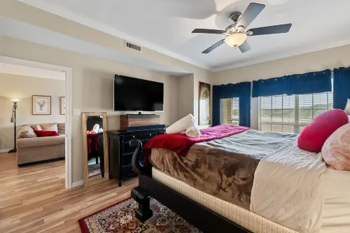 Paradise Island - 2BR/2BA Condo with Epic Views of Lake and Pool Hotels in Lago Vista