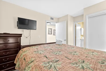 Spacious Ground-Floor Access and Multiple Pools - Cozy Family Retreat