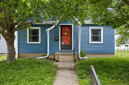 Spacious Living Area and Vibrant Kitchen - Charming Mid-Century Haven Hotels in Peoria Heights