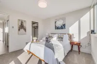 Rooftop Deck with Breathtaking Views - Stunning Modern Townhome Hotels in fremont