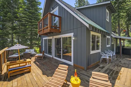 Stunning Views and Hot Tub - Gorgeous Lake Vista Retreat Отели рядом с достопримечательностью «Доннер Саммит Калифорния Стейт Снопарк»