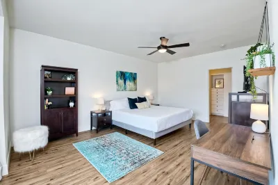 Private Balcony Overlooking Pool with Gated Parking - Elegant Retreat โรงแรมใกล้ท่าอากาศยานคาร์ลสแบด