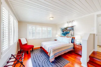 Dog-friendly cottage with porch in quiet neighborhood, close to everything Hotels near Marin County Fair