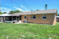 Space Coast Retreat: Large Fenced Yard, Pool Table, MRS. Pac Man + Massage Chair