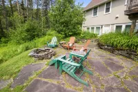Private Hot Tub and Stargazing Oasis - Cozy Contemporary Escape