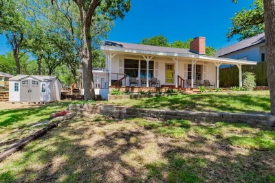 Remodeled Lakefront! Private beach, toys & hot tub