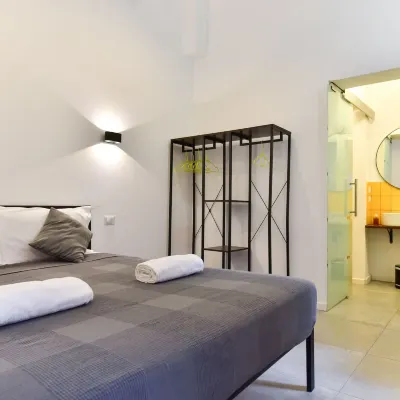 FanfullArt Hotels near Verano Cemetery