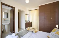 Chloraka Terrace Apartments - Airport Shuttle