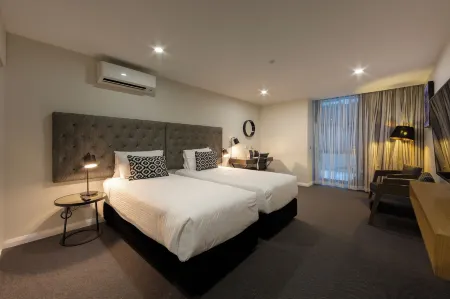Avenue Hotel Canberra Отели рядом с достопримечательностью «Australian Academy of Science»