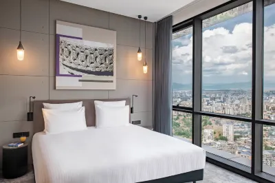 Pullman Tbilisi Axis Towers Отели рядом с достопримечательностью «Памятник  Церетели и Чавчавадзе»