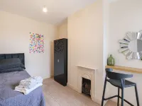 Lovely Large 2-Bed House with 2 Reception Rooms Hotels in 