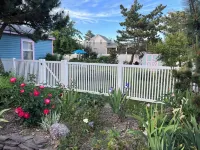 Mermaid & Mare, Downtown Retreat. Hot Tub, Firepit, fenced yard & Pet Friendly!