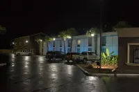 Regency Inn and Suites - parking