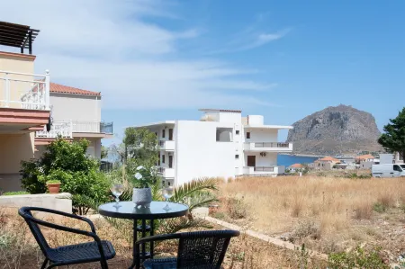 Tulipa Suites Отели в г. Monemvasia