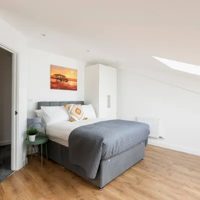 Skyvillion - 巨大的四卧室帶陽台和停車位的公寓 鄰近帕默斯格林的酒店