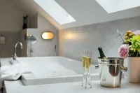 The Hawthorns - Large Luxury Cottage, Hot Tub, Sea Views - parking